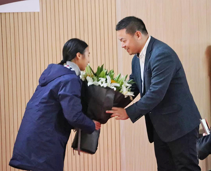 學(xué)生給張?zhí)炫喽麻L獻花